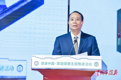 圖為全國政協(xié)人口資源環(huán)境委員會副主任、中國計劃生育協(xié)會黨組書記、常務(wù)副會長王培安致辭