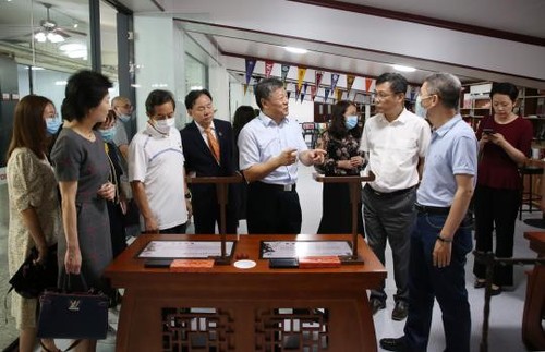 參觀王府校園與科學(xué)技術(shù)實踐創(chuàng)新實驗室