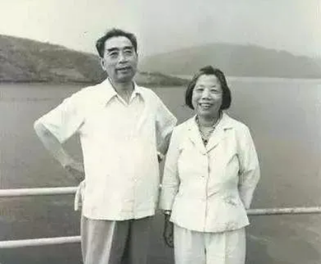 1960年8月周總理與鄧穎超在密云水庫。