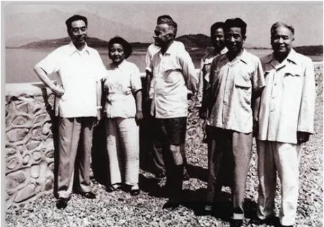 1960年，密云水庫修建的時候，周總理陪美國著名記者斯諾去參觀。