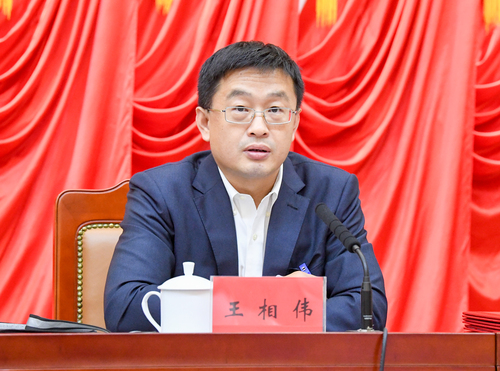 人民政協(xié)報(bào)社黨委書記、社長王相偉主持會議
