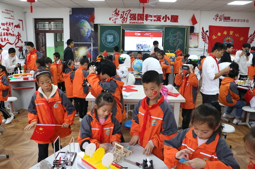 1 延安希望小學的同學們在“學習強國”科技小屋體驗科技的奧秘。唐雕攝