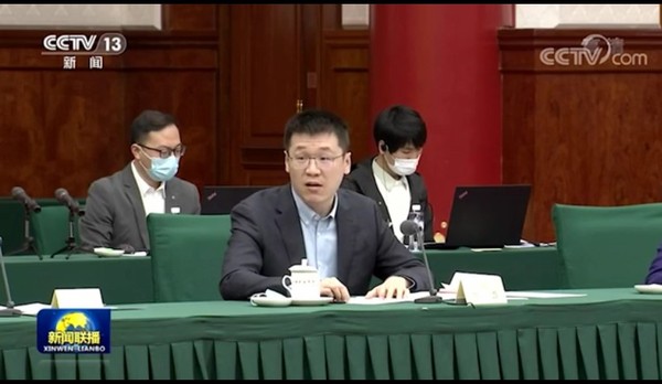 10月15日，拼多多CEO陳磊（前排發(fā)言者）作為惟一的特邀企業(yè)代表，受邀參加全國政協(xié)雙周協(xié)商座談會，提出培養(yǎng)數(shù)字農(nóng)業(yè)電商人才、制訂農(nóng)產(chǎn)品分級分類標準等解決農(nóng)產(chǎn)品銷售難的建議。（圖片來源：央視《新聞聯(lián)播》）