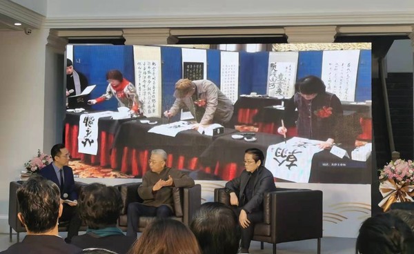 北京書法家協(xié)會副主席孟繁禧（右2）、楊廣馨（右1）與臺灣書法家探討書法藝術(shù)與創(chuàng)作。修菁　攝
