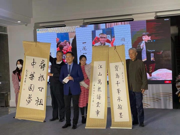 兩岸書法家展示互贈的墨寶，表達對同胞的深情和希望兩岸關(guān)系和平發(fā)展的共同心愿?！⌒掭?攝
