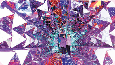 2游客在河北邯鄲天保寨景區(qū)“3D星空體驗館”拍照。郝群英攝（人民視覺）