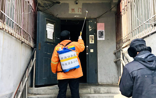 北草廠社區(qū)工作人員正在進(jìn)行樓道消殺工作。人民網(wǎng) 王紫攝