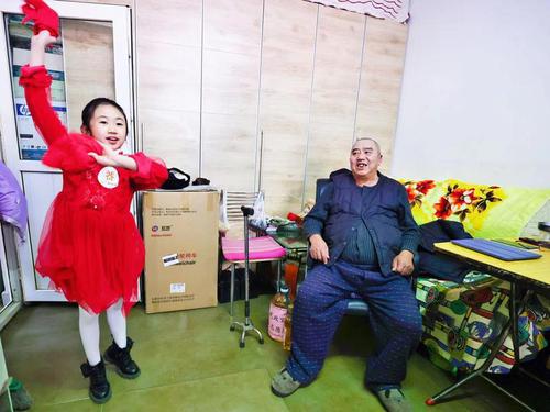 “一度溫暖”朝陽(yáng)門微心愿行動(dòng)關(guān)愛居家老人。 賈寧 張維民 攝