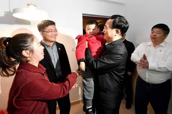 林寶金慰問2020年市引進(jìn)生紀(jì)浩鵬一家。