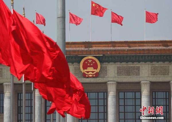 資料圖：天安門廣場(chǎng)上紅旗飄揚(yáng)。 中新社記者 杜洋 攝