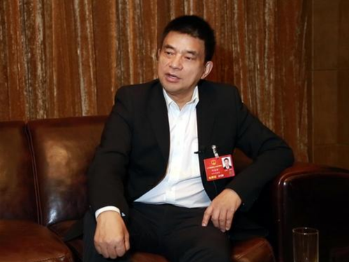 斜躺著 委員證件