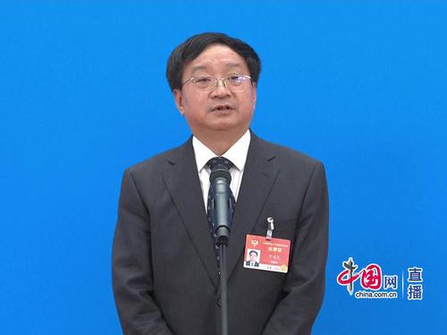 全國(guó)政協(xié)委員 中國(guó)工程院院士，長(zhǎng)江學(xué)者特聘教授，中國(guó)農(nóng)業(yè)科學(xué)院副院長(zhǎng)萬(wàn)建民回答記者提問