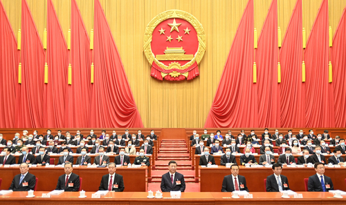 3月5日，第十三屆全國(guó)人民代表大會(huì)第四次會(huì)議在北京人民大會(huì)堂開(kāi)幕。黨和國(guó)家領(lǐng)導(dǎo)人習(xí)近平、李克強(qiáng)、汪洋、王滬寧、趙樂(lè)際、韓正、王岐山等出席，栗戰(zhàn)書(shū)主持大會(huì)。 新華社記者 李學(xué)仁 攝