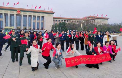 3月7日，三八婦女節(jié)即將到來，婦聯(lián)界別的委員們，會前聚集在廣場上揮動著五星紅旗合影留念，以紀念這兩會期間的婦女節(jié)日。特邀委員記者孫太利攝影