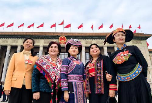 3月8日是婦女節(jié)，7日，少數(shù)民族界50組委員以飽滿的熱情來到大會堂，為民履職。 特邀委員記者 茸芭莘那攝