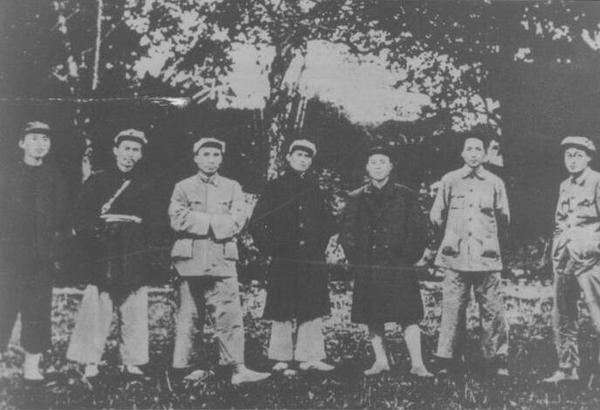 朱德與蘇區(qū)中央局委員在瑞金合影，左二起任弼時(shí)、朱德、鄧發(fā)、項(xiàng)英、毛澤東、王稼祥