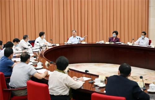 中共中央政治局常委、全國(guó)政協(xié)主席汪洋4日在京主持召開會(huì)議，聽取全國(guó)政協(xié)專家協(xié)商會(huì)工作進(jìn)展情況的匯報(bào)。人民政協(xié)報(bào)·人民政協(xié)網(wǎng)記者賈寧 攝