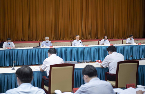 7月14日，中共中央統(tǒng)戰(zhàn)部在北京組織召開調研協(xié)商座談會，就相關民主黨派中央和無黨派人士代表開展的“構建新發(fā)展格局”調研成果進行協(xié)商。中共中央政治局常委、全國政協(xié)主席汪洋出席會議并講話。
