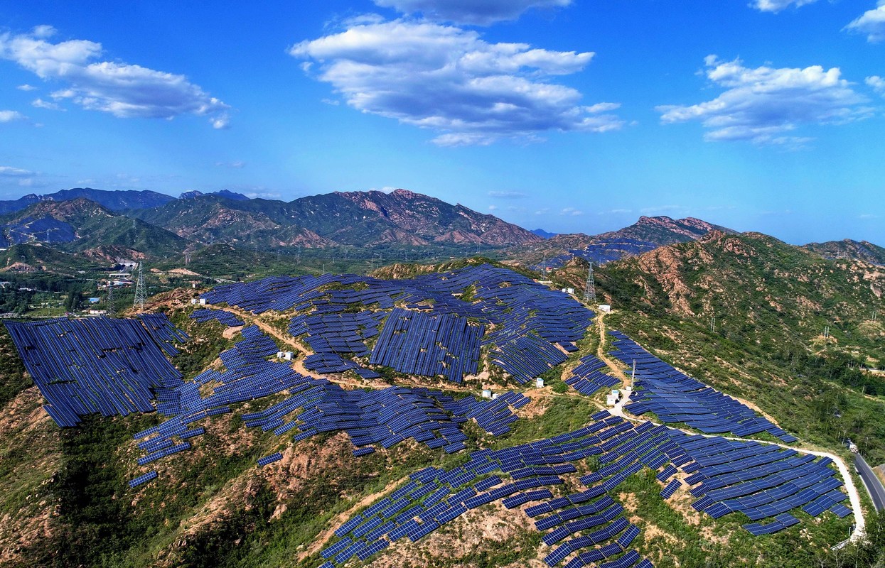河北省平山縣崗南鎮(zhèn)李家莊村附近荒山上的光伏發(fā)電站（2019年8月28日攝，無人機(jī)照片）。