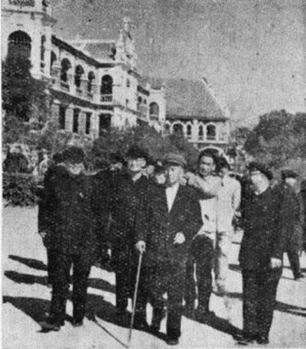 1957年12月12日陳嘉庚帶領(lǐng)出席全國(guó)僑聯(lián)第一屆第二次會(huì)議的委員參觀集美學(xué)校。左起方方、陳其瑗、陳嘉庚、莊明理。