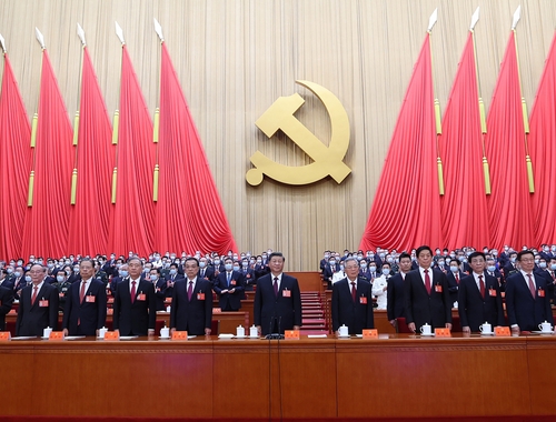 10月22日，中國(guó)共產(chǎn)黨第二十次全國(guó)代表大會(huì)在北京人民大會(huì)堂勝利閉幕。這是習(xí)近平、李克強(qiáng)、栗戰(zhàn)書、汪洋、王滬寧、趙樂際、韓正、王岐山、胡錦濤在主席臺(tái)上。新華社記者 鞠鵬 攝