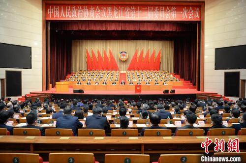 政協(xié)黑龍江省第十三屆委員會(huì)第一次會(huì)議在哈爾濱閉幕?！∈份W夫　攝