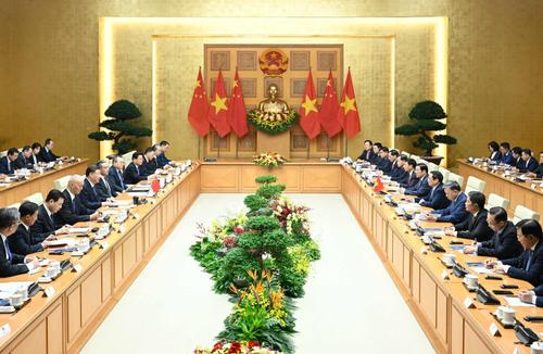 3當?shù)貢r間12月13日上午，國家主席習近平在河內(nèi)政府駐地會見越南總理范明政。新華社記者 申宏 攝
