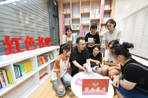 △學生們在閱讀。人民政協(xié)報·人民政協(xié)網(wǎng)記者 賈寧攝