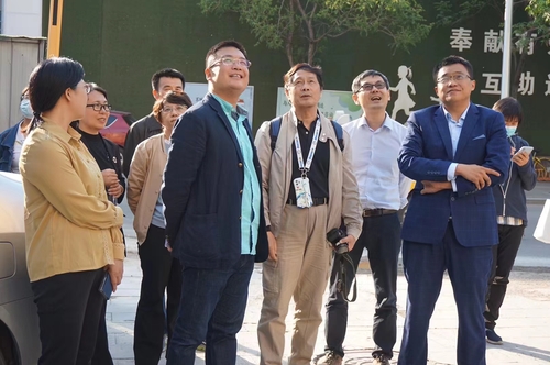 李巖（前排左一）向國家文物局調(diào)研組介紹沈陽革命文物肇新窯業(yè)公司的修繕保護情況。 （圖片由受訪者提供）