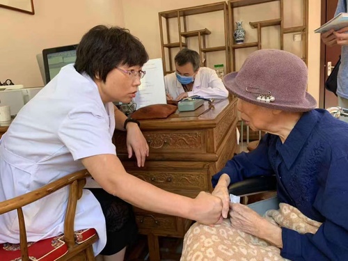 徐鳳芹（左）正在為患者診治。（圖片由受訪(5562331)-20241023103650