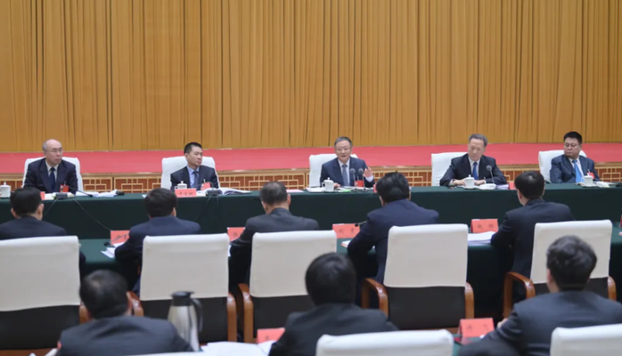 孫紹騁參加內(nèi)蒙古自治區(qū)政協(xié)十三屆三次會議聯(lián)組討論 張延昆參加