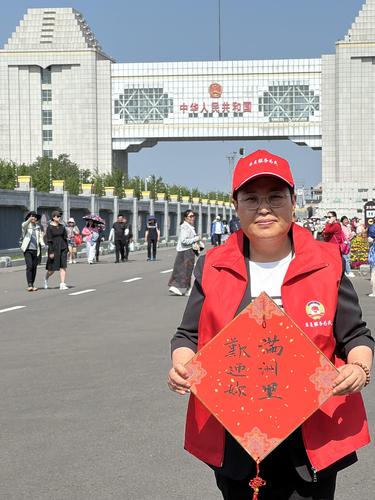 ▲ 杜明燕在滿洲里口岸參加委員履職“服務(wù)為民”活動(dòng)。
