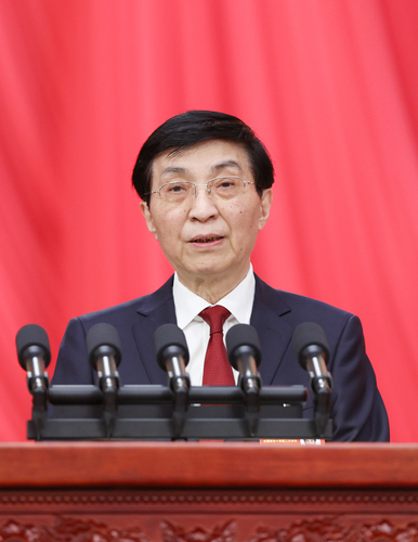 3月4日下午，中國(guó)人民政治協(xié)商會(huì)議第十四屆全國(guó)委員會(huì)第三次會(huì)議在北京人民大會(huì)堂開(kāi)幕。這是全國(guó)政協(xié)主席王滬寧代表政協(xié)第十四屆全國(guó)委員會(huì)常務(wù)委員會(huì)，向大會(huì)報(bào)告工作。新華社記者 劉衛(wèi)兵 攝