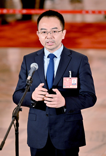 全國政協(xié)委員黃綿松接受媒體采訪。(6558834)-20250305083856