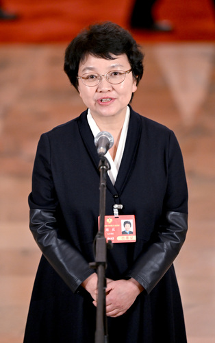 全國政協(xié)委員周嵐接受媒體采訪。(6558846)-20250305083918