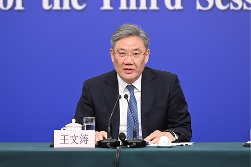 商務(wù)部部長(zhǎng)王文濤回答記者提問