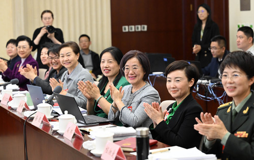 在婦聯(lián)界小組討論會(huì)上，委員們積極建言獻(xiàn)策(6627338)-20250308082125