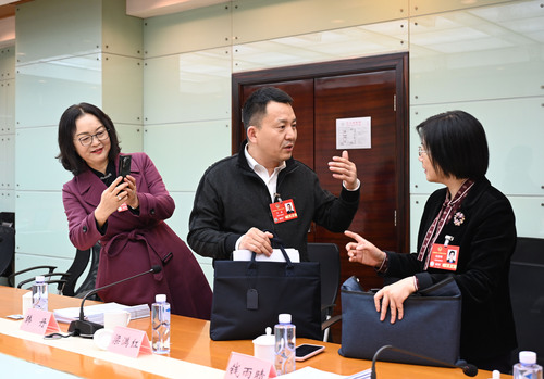 在民建界別小組討論會(huì)后，付誠委員（中）與(6627610)-20250308083754