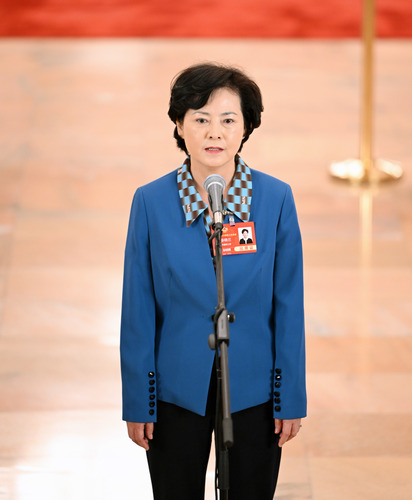 圖為全國(guó)政協(xié)委員徐曉蘭接受媒體采訪。(6632534)-20250308101142