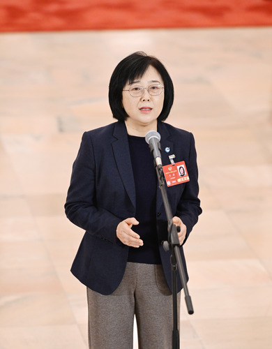 圖為全國(guó)政協(xié)委員羊毅接受媒體采訪。(6632536)-20250308101123