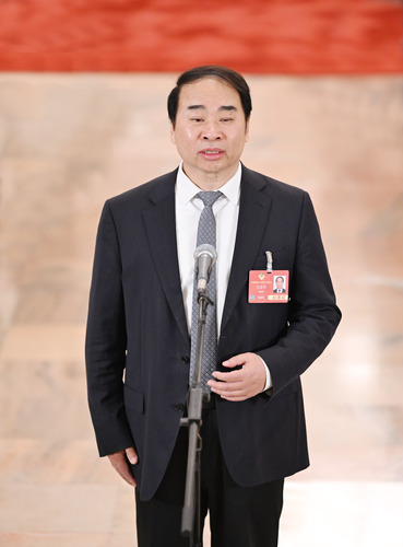 圖為全國(guó)政協(xié)委員王定華接受媒體采訪。(6632537)-20250308101117