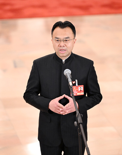 圖為全國(guó)政協(xié)委員張朝暉接受媒體采訪。(6632535)-20250308101131
