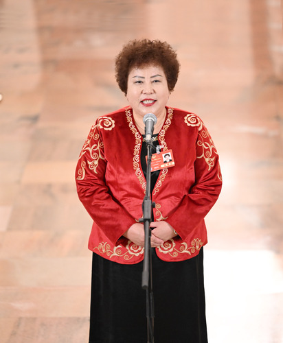 圖為全國(guó)政協(xié)委員阿衣木沙·托合塔洪接受媒(6632565)-20250308101032