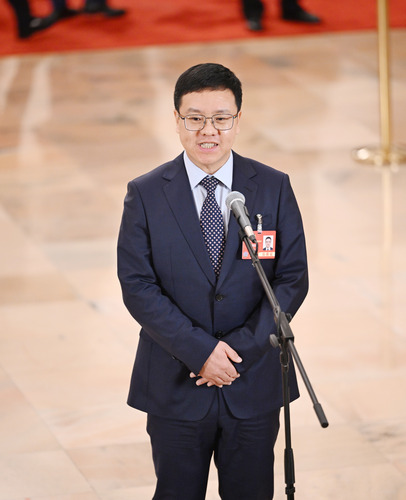 圖為全國(guó)政協(xié)委員張樹新接受媒體采訪。(6632566)-20250308101027