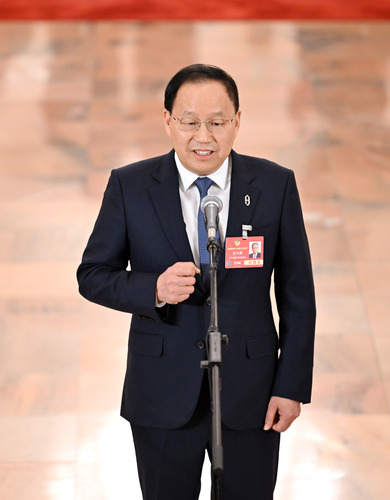 圖為全國(guó)政協(xié)委員張興海接受媒體采訪。(6632563)-20250308101047