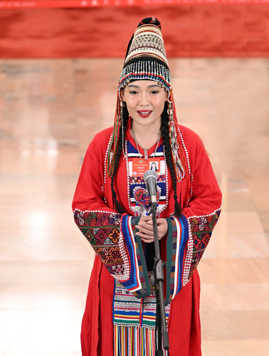 圖為全國(guó)政協(xié)委員楊鈺尼接受媒體采訪。(6632556)-20250308101105