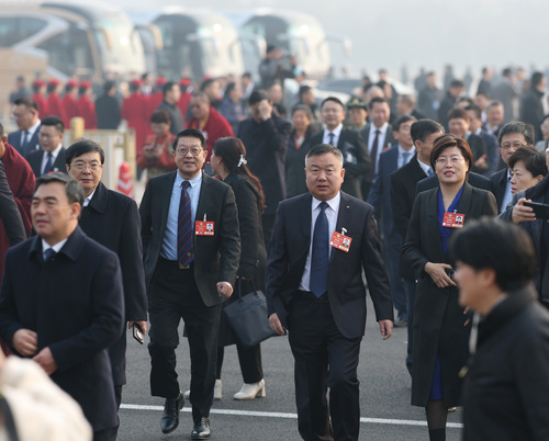 圖為委員們步入會場。(6681906)-20250309191300
