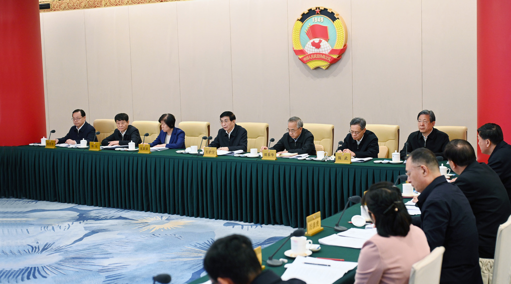 全國政協(xié)召開遠(yuǎn)程協(xié)商會 圍繞“完善全民健身公共服務(wù)體系”協(xié)商議政 王滬寧主持