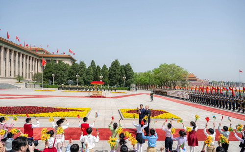 4月23日上午，國家主席習(xí)近平在北京人民大會堂同來華進行國事訪問的阿塞拜疆總統(tǒng)阿利耶夫舉行會談。這是會談前，習(xí)近平在人民大會堂東門外廣場為阿利耶夫舉行歡迎儀式。新華社記者 翟健嵐 攝