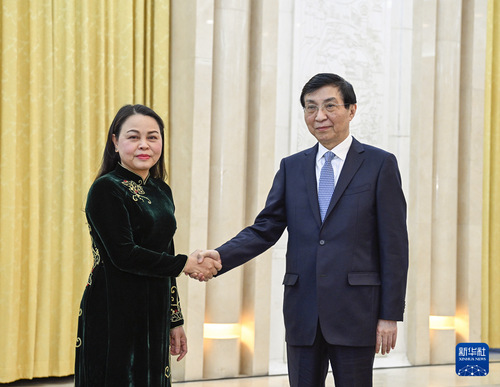 4月24日，中共中央政治局常委、全國政協(xié)主席王滬寧在北京會見越共中央委員、越南祖國陣線中央副主席兼秘書長阮氏秋荷。新華社記者 張領(lǐng) 攝